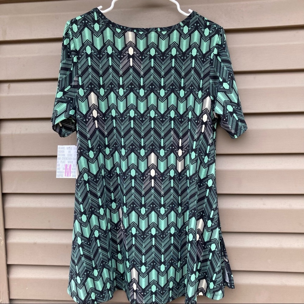 LulaRoe Classic Women’s Tee - Picture 2 of 4